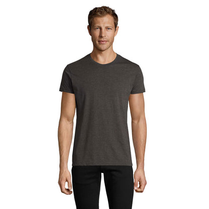 Camiseta de manga corta color gris oscuro, corte recto y cuello redondo