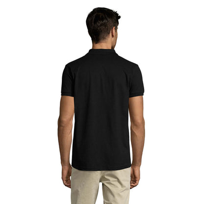 Polo negro de hombre visto desde la espalda, con diseño liso y mangas cortas