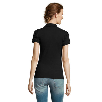 Vista posterior de polo negro para mujer, sin detalles visibles