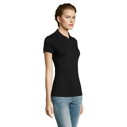 Imagen lateral de polo femenino negro con corte entallado y cuello cerrado