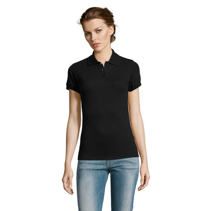 Imagen frontal de polo negro para mujer con corte ceñido y estilo liso