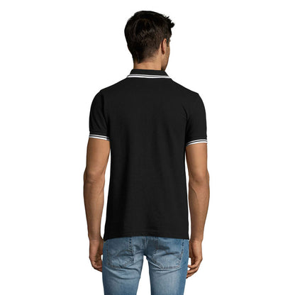 Vista trasera de polo negro con ribetes blancos en modelo masculino