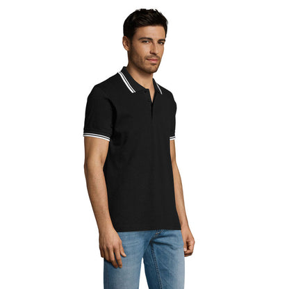 Vista lateral de polo negro con detalles blancos sobre modelo