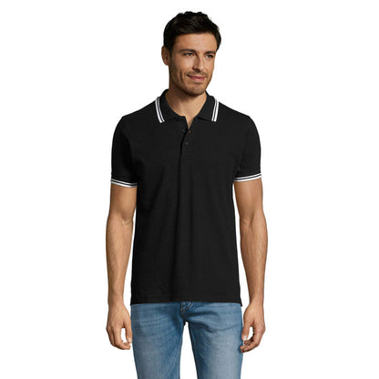 Polo negro con ribetes blancos en modelo masculino, vista frontal
