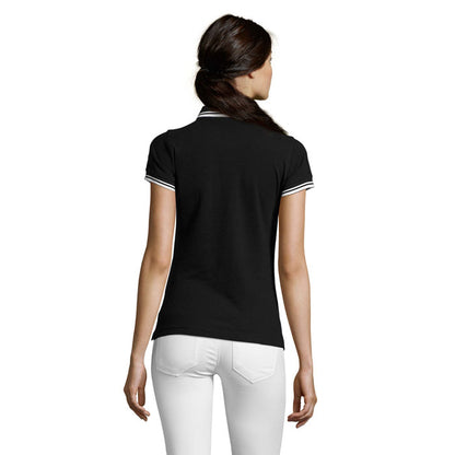 Polo negro clásico en plano trasero con modelo femenina