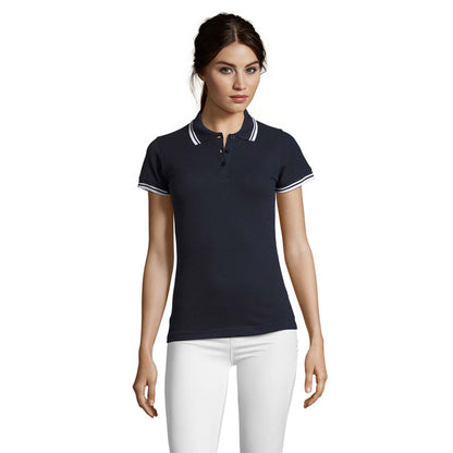 Imagen frontal de modelo femenina con polo negro de manga corta