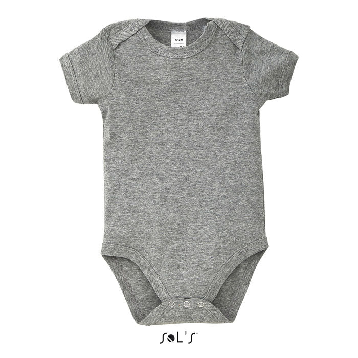 Body de bebé en color gris jaspeado, 100% algodón peinado Ringspun, con cierre a presión en entrepierna y sisas americanas.
