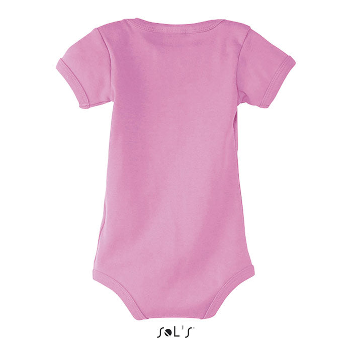 Vista posterior de un body bebé de color rosa, confeccionado en 100% algodón, con mangas cortas y cuello redondo.