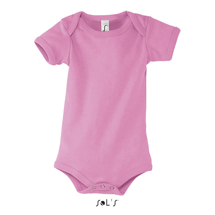 Cuerpo de bebé en color rosa, fabricado en 100% algodón peinado, con cierre a presión en entrepierna y ribeteado en cuello.