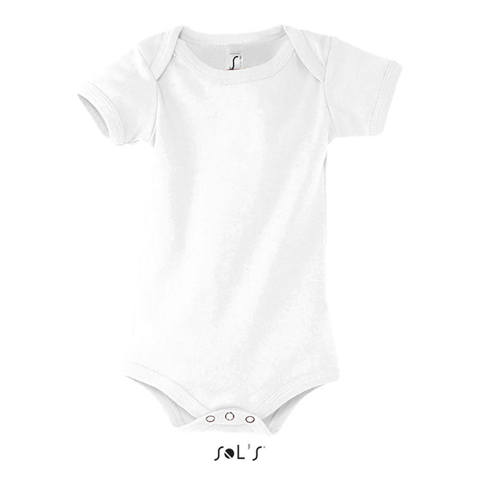Cuerpo de bebé en color blanco fabricado en 100% algodón, con cierre de botones a presión en la entrepierna, vista frontal.