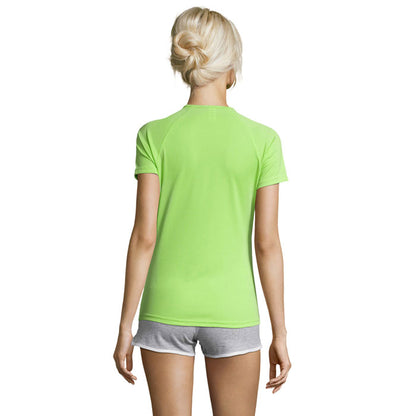 Modelo femenina con camiseta de entrenamiento verde flúor, vista frontal