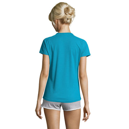 Mujer de frente con camiseta deportiva verde flúor y manga corta