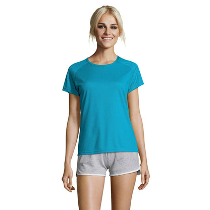 Vista delantera de camiseta técnica ajustada para mujer en color flúor