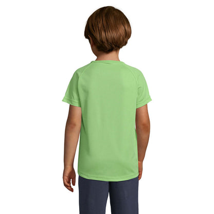 Vista trasera de camiseta deportiva infantil verde neón.