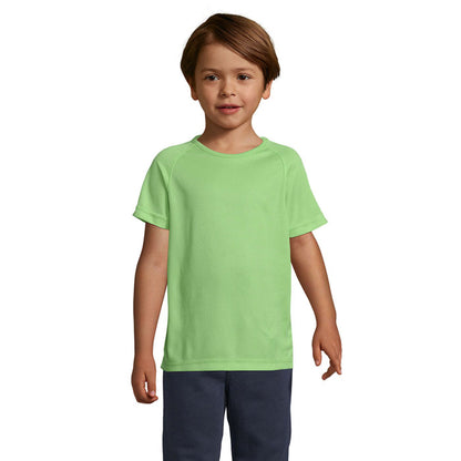 Niño con camiseta técnica verde flúor, vista frontal.