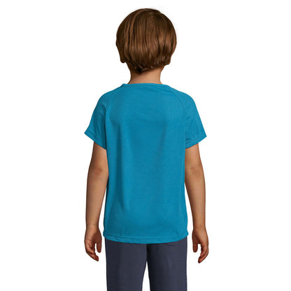 Niño mostrando parte trasera de camiseta deportiva azul