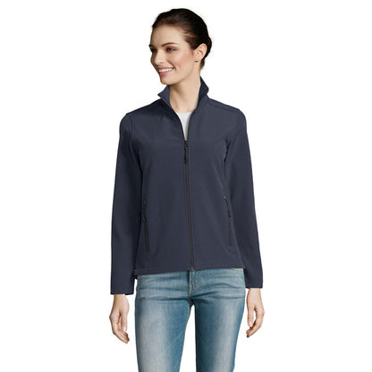 Mujer con chaqueta azul marino vista de frente.
