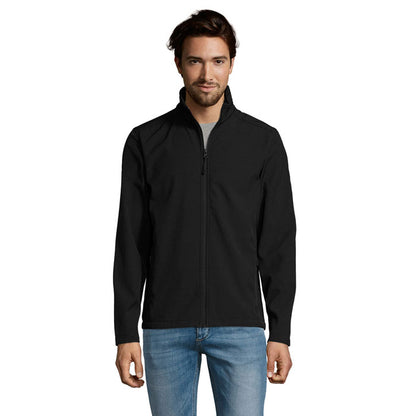 Hombre con chaqueta softshell negra ligeramente girado.