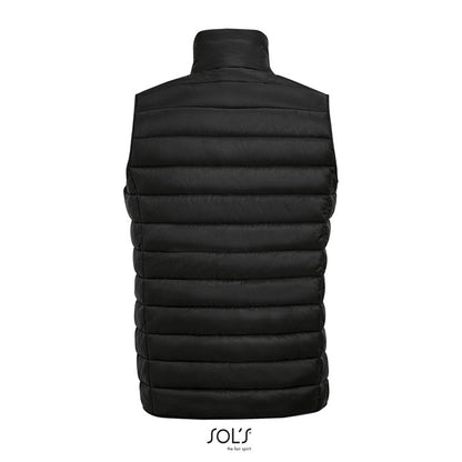 Hombre de espaldas con chaleco negro y jersey gris.