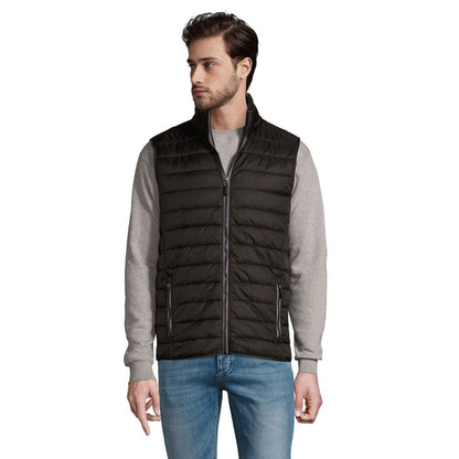 Chaleco negro acolchado sin mangas en modelo masculino de frente.