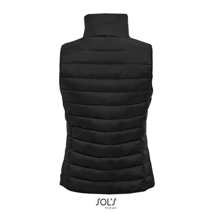 Parte trasera de chaleco negro acolchado con cuello alto