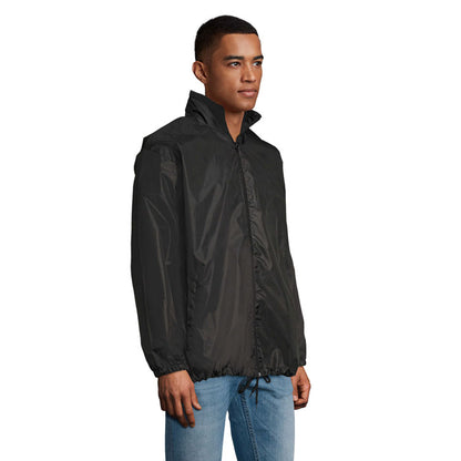 Modelo masculino mostrando costado de chaqueta negra lisa.