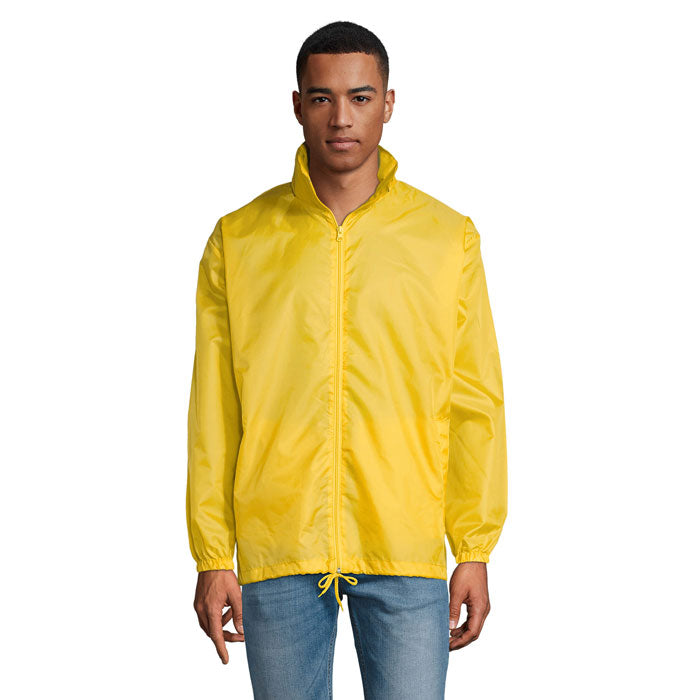 Modelo usando SHIFT - SHIFT CORTAVIENTO UNIX amarillo, chaqueta ligera con cremallera y cordón en la capucha.