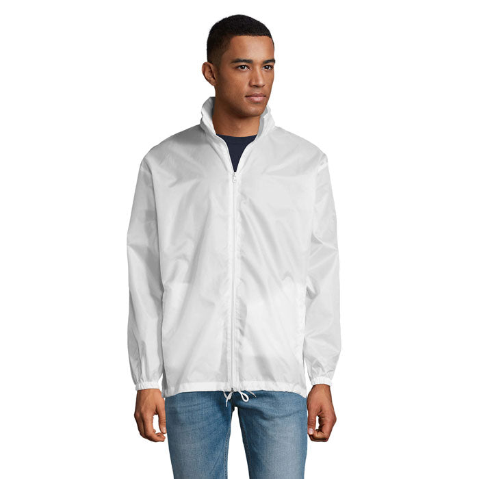 Modelo usando el SHIFT - SHIFT CORTAVIENTO UNIX blanco, chaqueta ligera con capucha y cremallera.