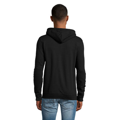 Hombre de espaldas con sudadera negra con capucha y cremallera.