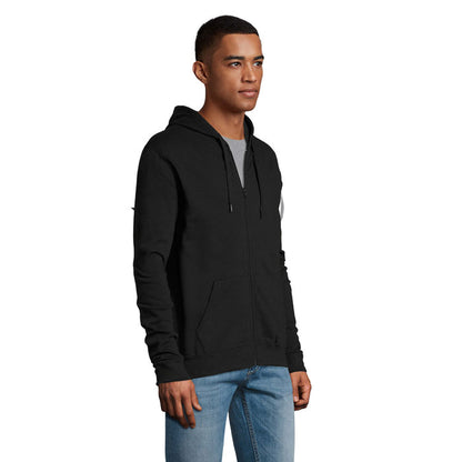 Hombre de perfil con sudadera negra de cremallera y bolsillos.