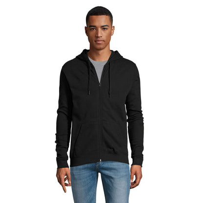 Prenda con capucha y cremallera negra en modelo hombre, imagen delantera.