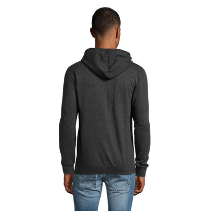Modelo hombre de espaldas con sudadera con cremallera negra.