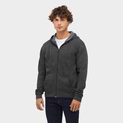 Vista frontal de sudadera negra con bolsillos y cierre en modelo masculino.