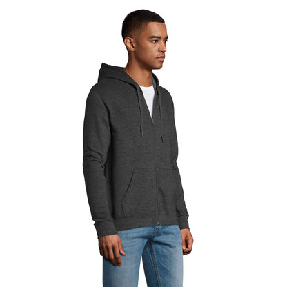 Hombre de perfil con sudadera negra de cremallera y bolsillos.