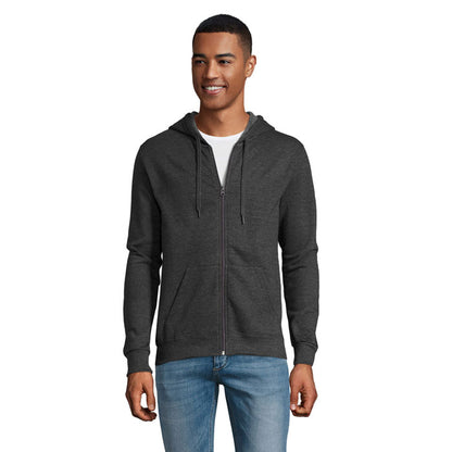 Hombre de espaldas con sudadera negra con capucha y cremallera.