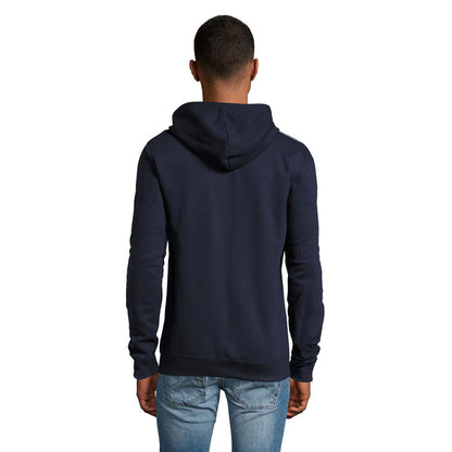 Sudadera negra con capucha, vista desde atrás en modelo masculino.