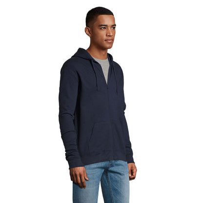 Sudadera con capucha negra vista lateral en modelo masculino.