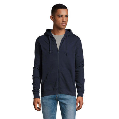 Perfil de modelo masculino con sudadera negra con cremallera y capucha.