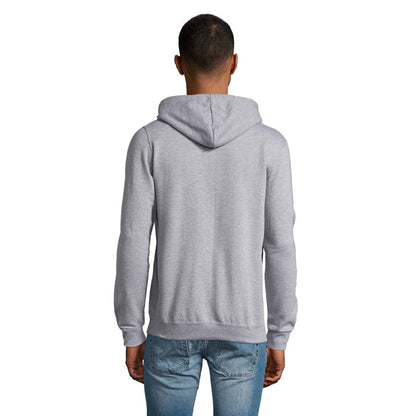 Hombre con sudadera negra con cremallera y capucha vista de frente.