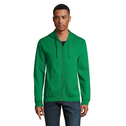 Vista trasera de sudadera negra en modelo masculino.