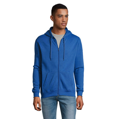 Imagen lateral de hombre con sudadera con cremallera y cordones.