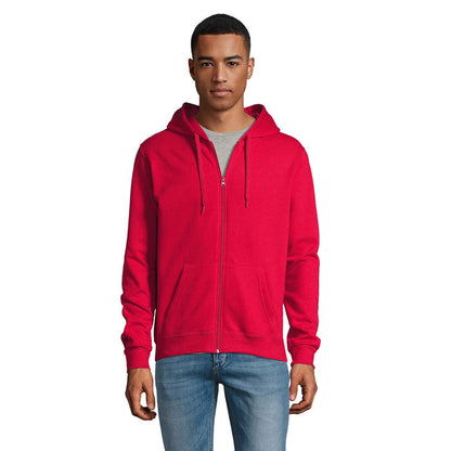 Modelo masculino con sudadera negra básica con capucha y cremallera.