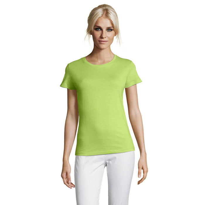Camiseta de mujer en color verde lima, fabricada en algodón, ajuste ceñido y manga corta, vista frontal.