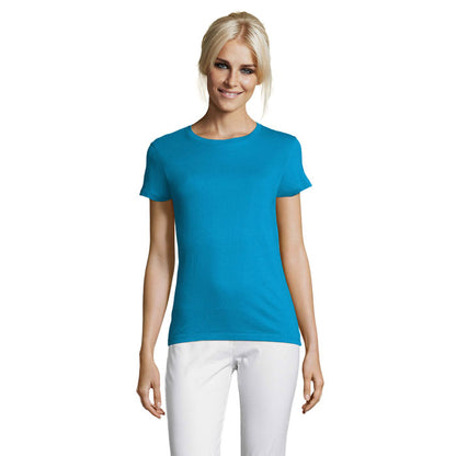 Camiseta entallada verde manzana, vista frontal sobre fondo blanco