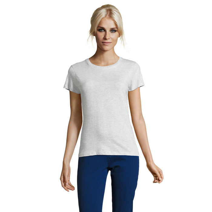 Mujer vistiendo camiseta de cuello redondo en color gris melange, fabricada en 100% algodón, ajuste ceñido.