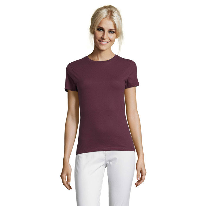 Camiseta de mujer con cuello redondo en color burdeos, de corte ceñido y manga corta, fabricada en 100% algodón, vista frontal.