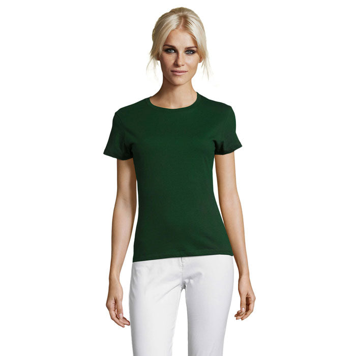 Camiseta de mujer verde oscuro, 100% algodón, con corte ceñido y manga corta, vista frontal.