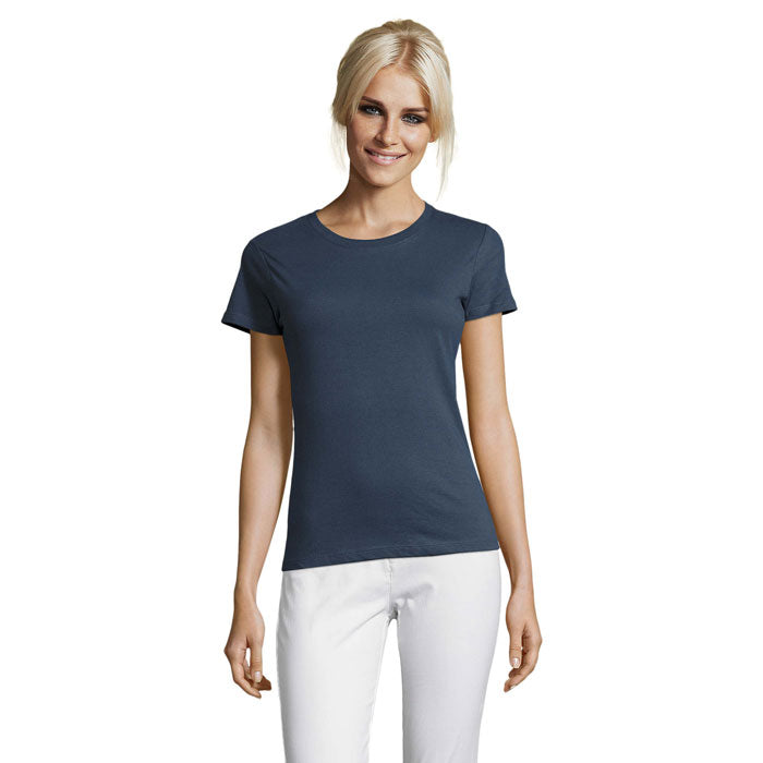 Mujer modelando camiseta de cuello redondo en color azul oscuro, confeccionada en 100% algodón Ringspun, de corte ceñido.