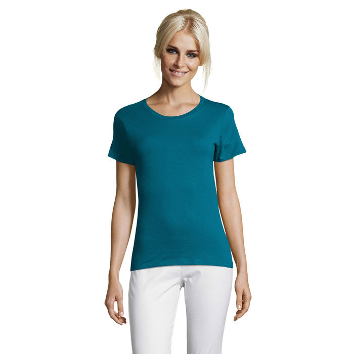 Mujer usando camiseta de color azul turquesa, de manga corta y corte ajustado, fabricada en algodón. Ideal para un look casual.