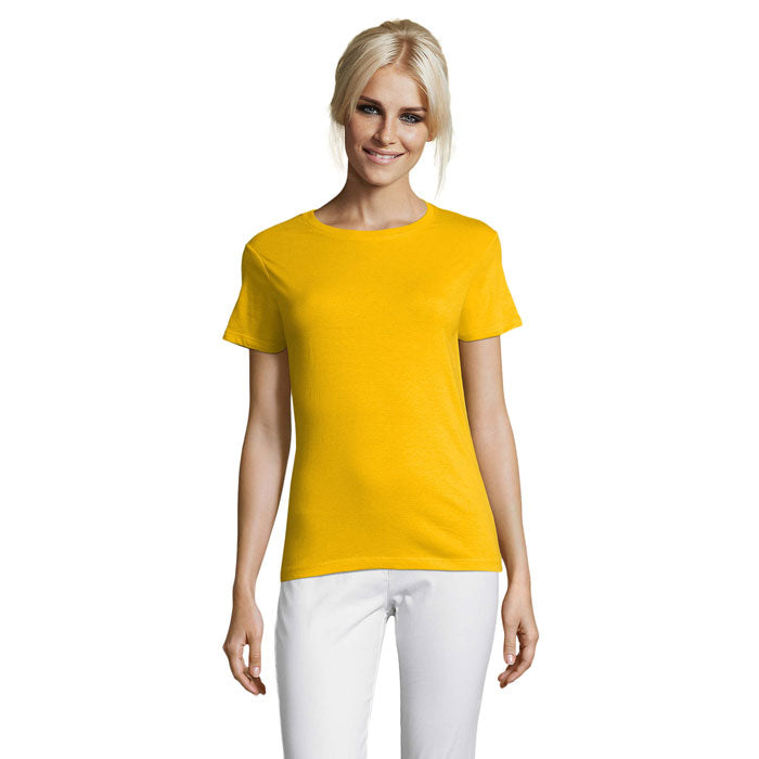 Modelo femenina vistiendo camiseta amarilla de algodón, con cuello redondo y mangas cortas, ideal para uso diario.